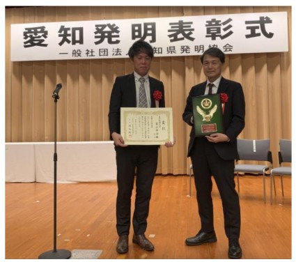 表彰式で記念撮影に納まる受賞者