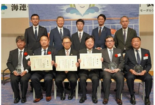 大賞に選ばれた３社の記念撮影