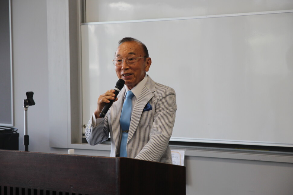 講演する石川氏
