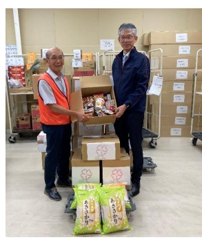 団体に食品を手渡す同社