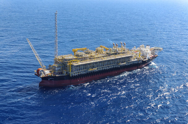 沖合数百kmの油田に設置されたFPSO