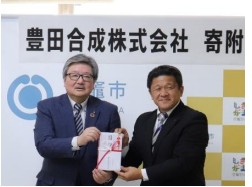 塩竈市佐藤市長（右）と同社宮﨑取締役会長
