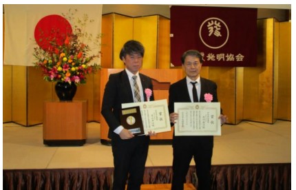 表彰式で記念撮影に納まる受賞者