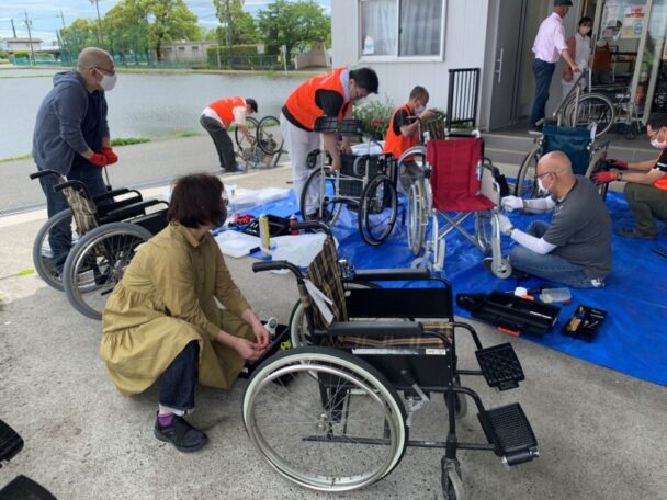車イスを修理する車イスドクターズのメンバー