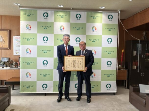 稲沢市の加藤市長（右）と同社総務部長の梅田氏