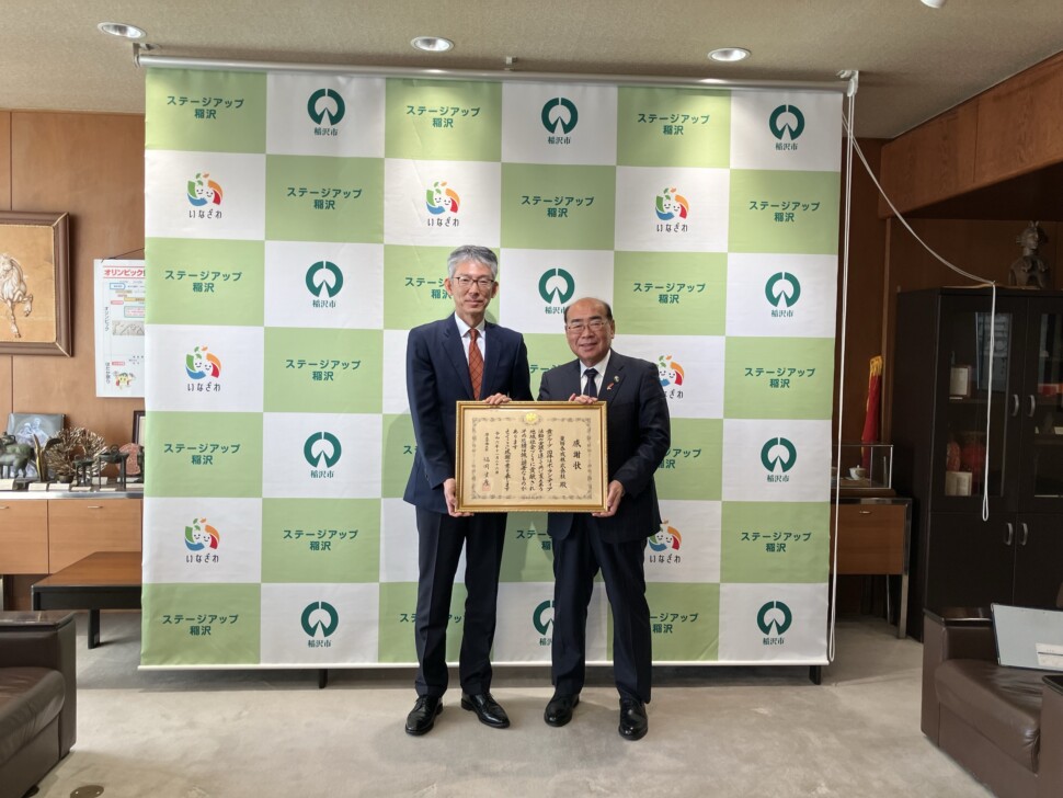 稲沢市の加藤市長（右）と同社総務部長の梅田氏