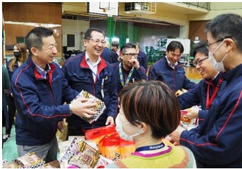 齋藤社長（左）も販売活動に参加