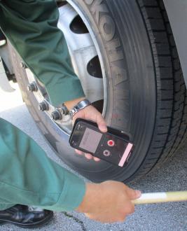 専用アプリを使った空気圧点検の様子②