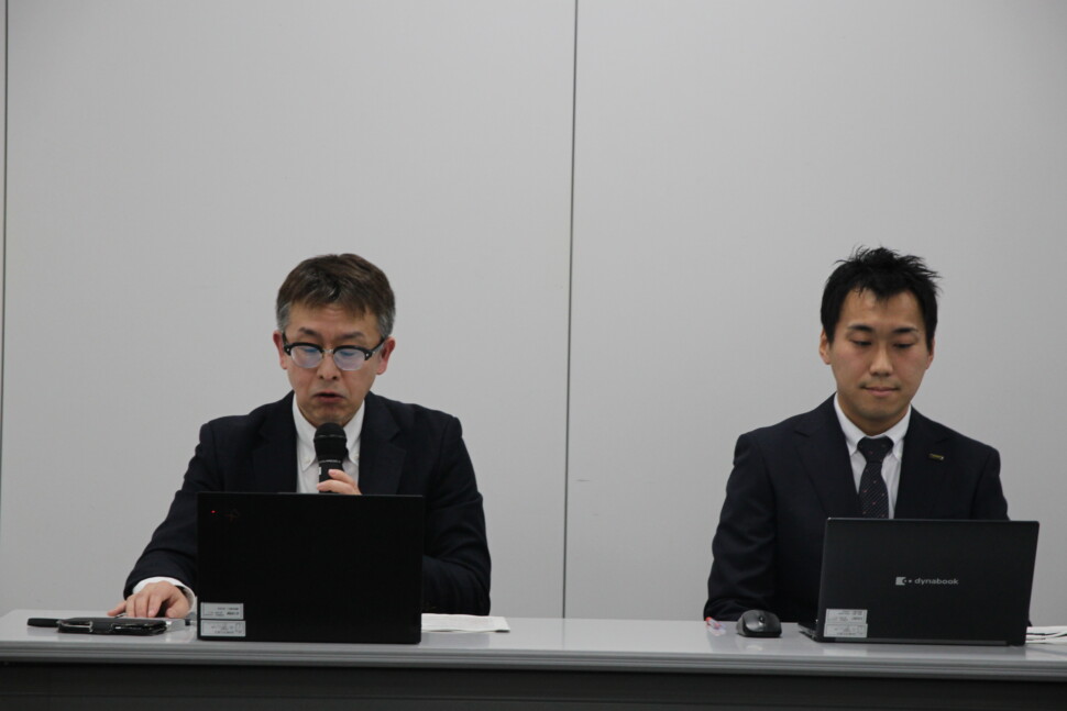 解説する長田所長