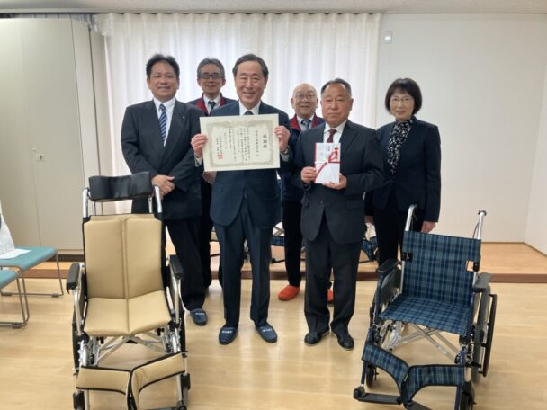 総務部長梅田氏と寄贈式の出席者