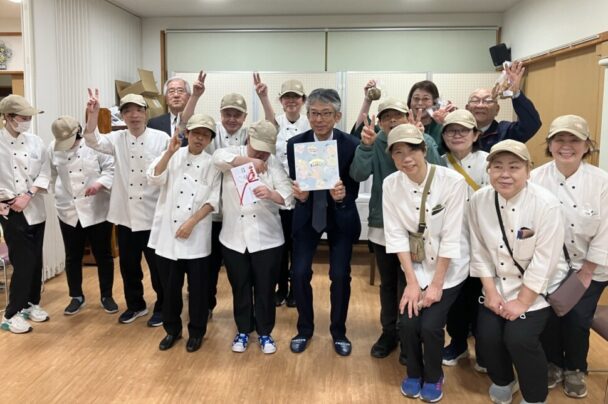 総務部長梅田氏と寄贈式の出席者