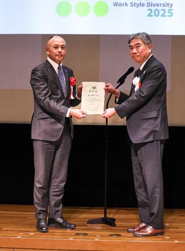 選定書を受け取る、東レ　上席執行役員　柳井克之氏（左）