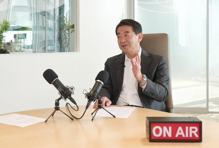 「橋本ラジオ」に出演する橋本社長