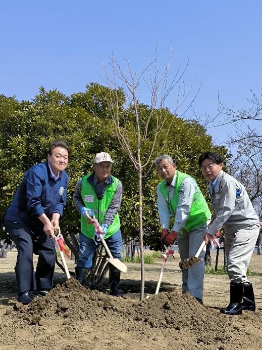 右から、クラレ鹿島事業所総務部部長 今井 知也氏、神之池桜守隊　隊員２名、茨城県神栖市　石田 進市長
