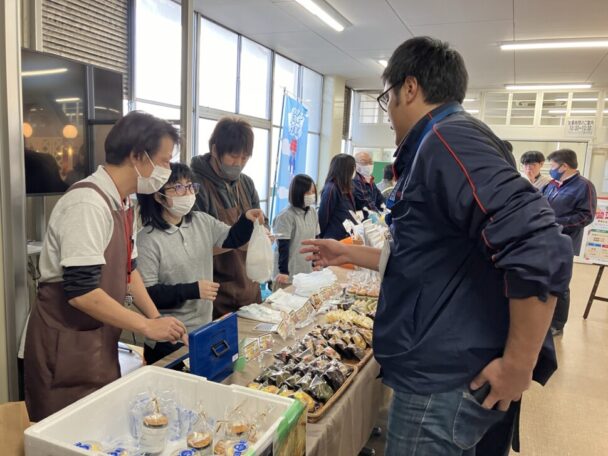 チャリティ商品を購入する従業員