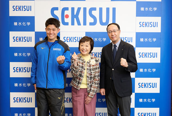左から 近藤選手、日本パラ陸連 増田会長、積水化学社長 加藤氏