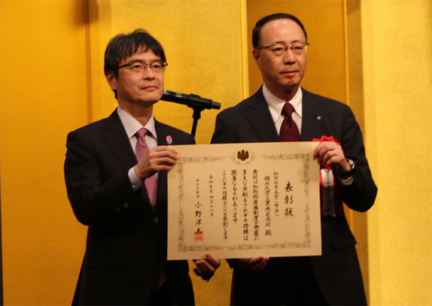 左　小野特許庁長官、右　加藤社長