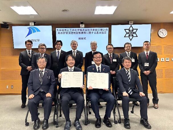 大牟田市との協定書締結の様子