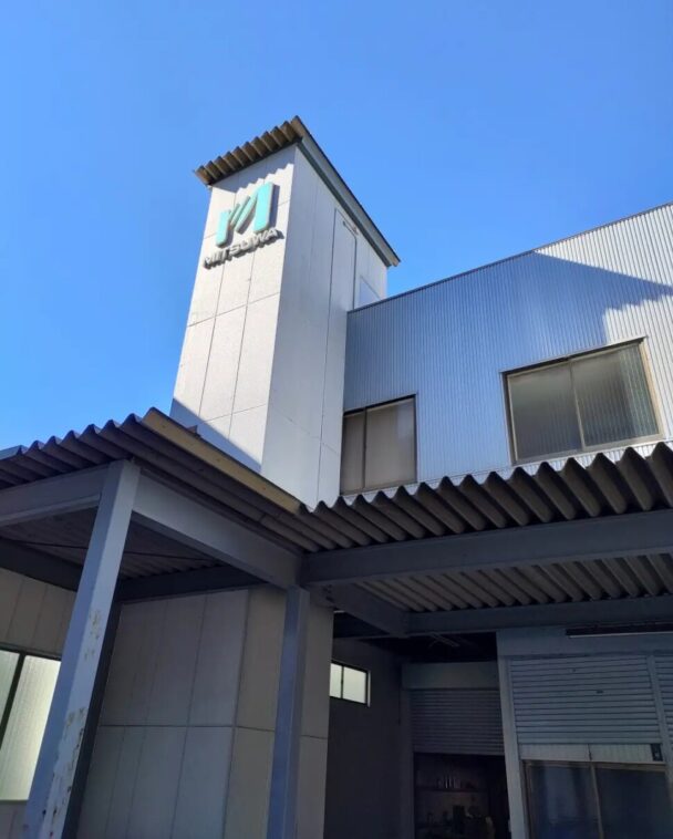 舎人駅の目の前にある社屋
