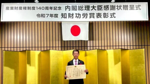 同社太田泰造社長が表彰状を持った様子