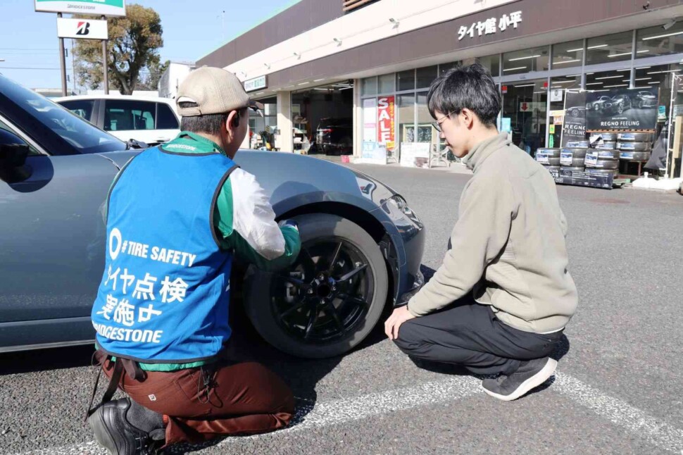 「＃ＴＩＲＥ　ＳＡＦＥＴＹ」活動におけるタイヤ安全点検の様子
