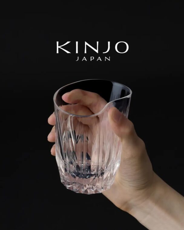 キンジョージャパンの飲み口をぐにゃりと曲げたビジュアルカット