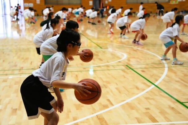 ２０２４年度の「ＥＮＥＯＳバスケットボールクリニック」の様子①