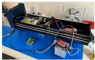 動作評価装置が取り付けられた材料曝露実験装置