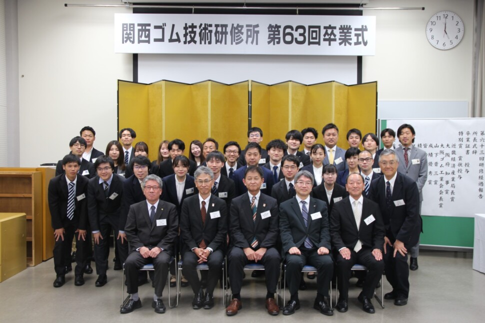 卒業生33人