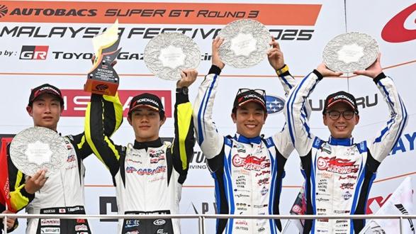 左から優勝した小林崇志選手と野村勇斗選手、３位を獲得した中山友貴選手と奥本隼士選手
