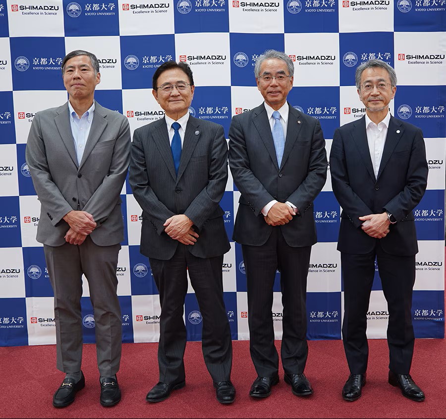 左から、京都大学副理事（社会連携・イノベーション推進担当）・成長戦略本部長 室田浩司氏、京都大学総長 湊長博氏、島津製作所 代表取締役社長 山本靖則氏、島津製作所 常務執行役員 ＣＴＯ 西本尚弘氏