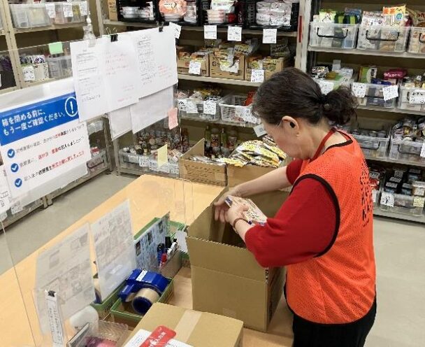 依頼者へ送付する食品を箱詰めするセカンドハーベストのスタッフ