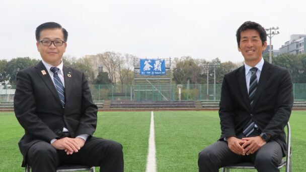 写真左：住友ゴム　執行役員 ハイブリッド事業本部長　松本達治氏、写真右：筑波大学 体育系 准教授　小井土正亮氏（蹴球部監督）