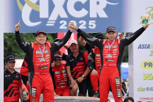 総合優勝を喜ぶ「チーム三菱ラリーアート」チームメンバー