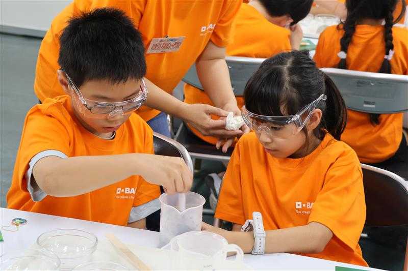 ２０２５年８月に実施した「子ども実験教室」の様子