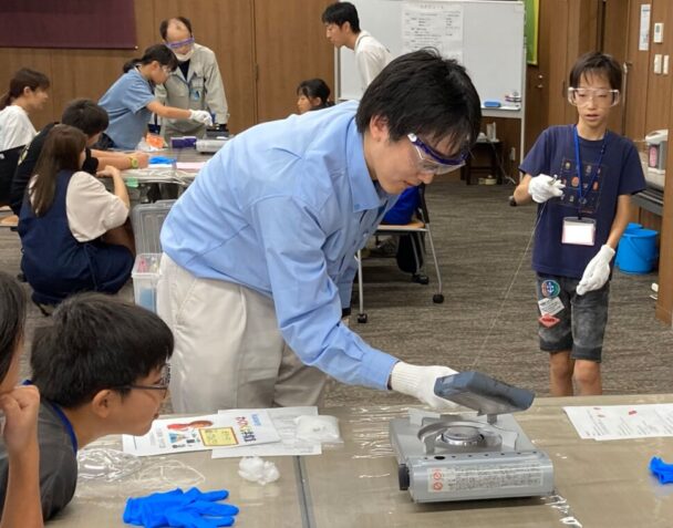 プラスチックから糸が！