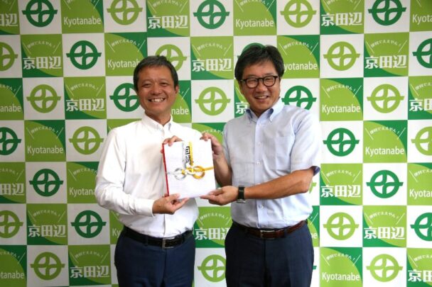 京田辺市寄附贈呈式上村市長と森取締役（右）２０２５年８月28日