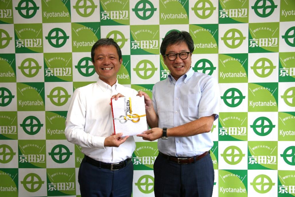 京田辺市寄附贈呈式上村市長と森取締役（右）２０２５年８月28日
