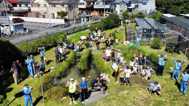 「もりビオ」で自然とふれあう同社従業員とその家族