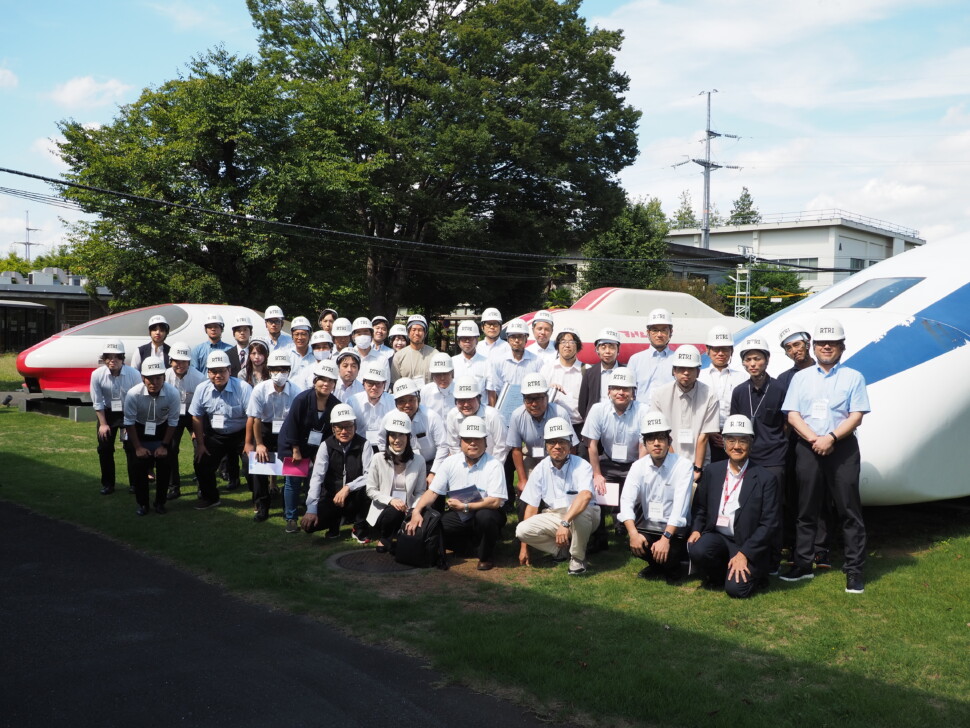 鉄道総研で集合写真