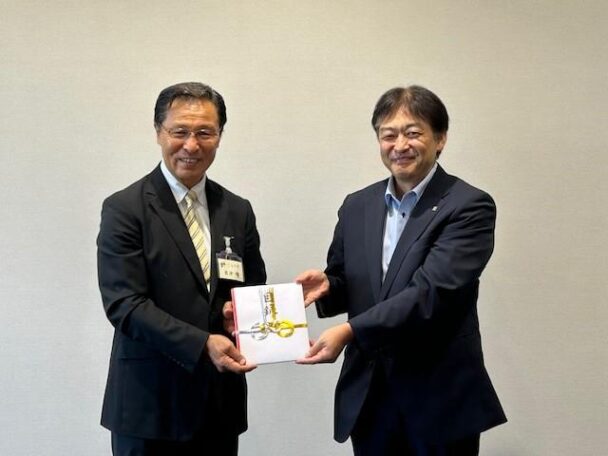 いなべ市寄附贈呈式日沖市長と高木三重工場長（右）２０２５年８月６日