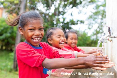 マダガスカルでの支援活動で整備された給水設備を使用する子どもたち