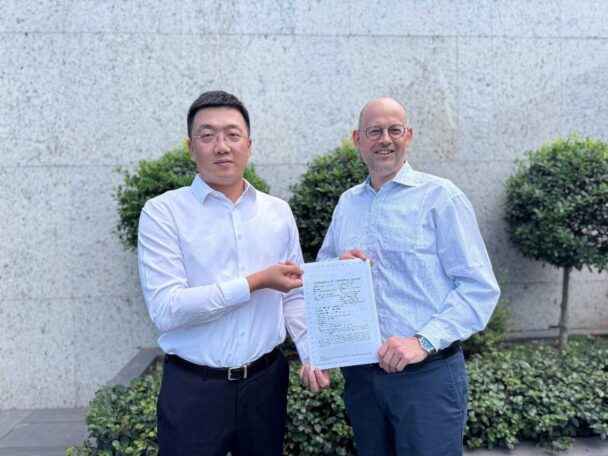 ＢＡＳＦアジア太平洋中間体事業部シニア・バイスプレジデントのマイケル・ベッカー氏（右）が、ＫＨＵＡ会長のジェフリー・サン氏（左）にＰＣＦステートメントを贈呈する様子