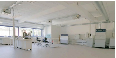 広く明るいラボの内観