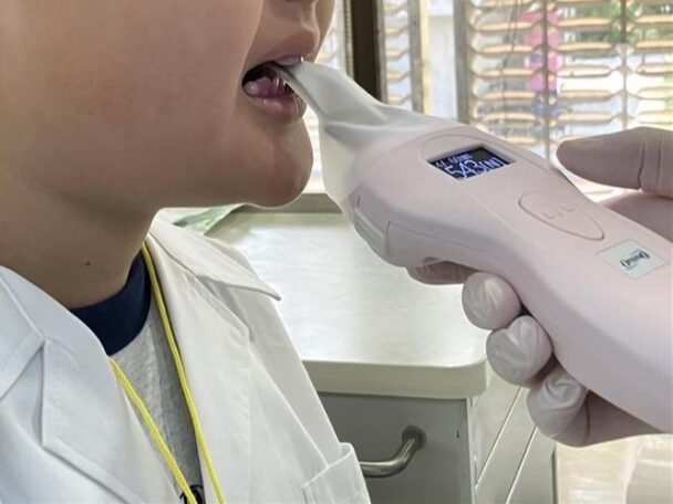 子ども大学にしいるま 学習プログラム(咬合力測定)の様子②