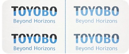 印字物の上にフィルムを置いた時の透明度の比較（左が新開発のポリ乳酸フィルム、右が一般ポリ乳酸フィルム）