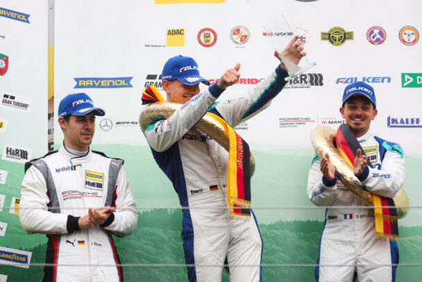 優勝・2位を決め、表彰台で喜ぶドライバー達