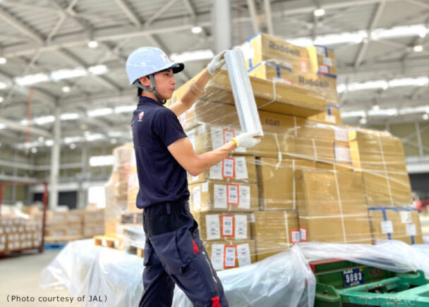 ストレッチフィルムを使用した作業の様子