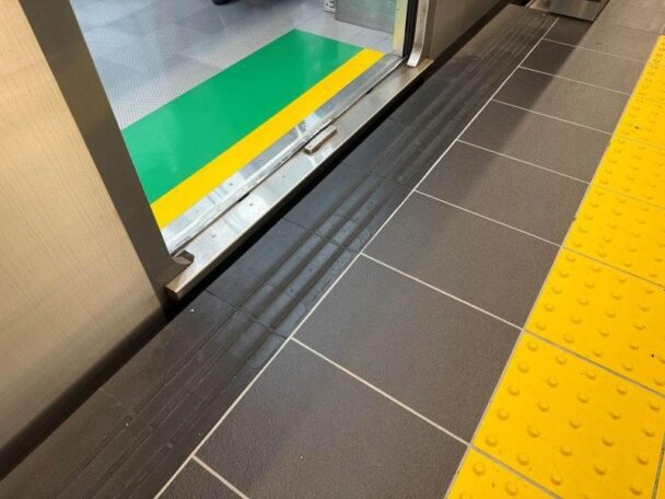 夢洲駅に設置された駅ホーム用転落防止ゴム（ホームと車両間の黒色個所Ｏｓａｋａ　Ｍｅｔｒｏ提供）