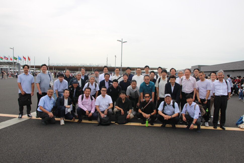 大阪万博で集合写真